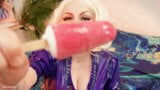 Heiße MILF in Latex mit Zahnspange sexy asmr mukbang Video - Eis essen - Mundtour, Nahaufnahme snapshot 2