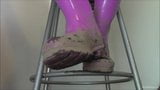 Schmutzige Stiefel und Turnschuhe verehren POV snapshot 9