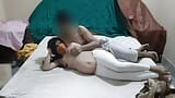 Une tatie desi indienne enceinte couche avec un jeune garçon snapshot 1