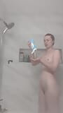 Je mouille mes petits seins sous la douche, je joue avec ma chatte poilue et je parle à vous snapshot 3