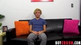 Une adolescente gay super mignonne s&#39;enfile un gode dans le cul en se branlant snapshot 2