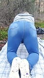 Grandota milf en jeans solo, coño gordo juega en el sendero natural al aire libre en público snapshot 5