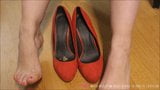 Vends-ta-culotte - Fetichisme Pieds Dangling - MILF Francaise en Talons snapshot 17