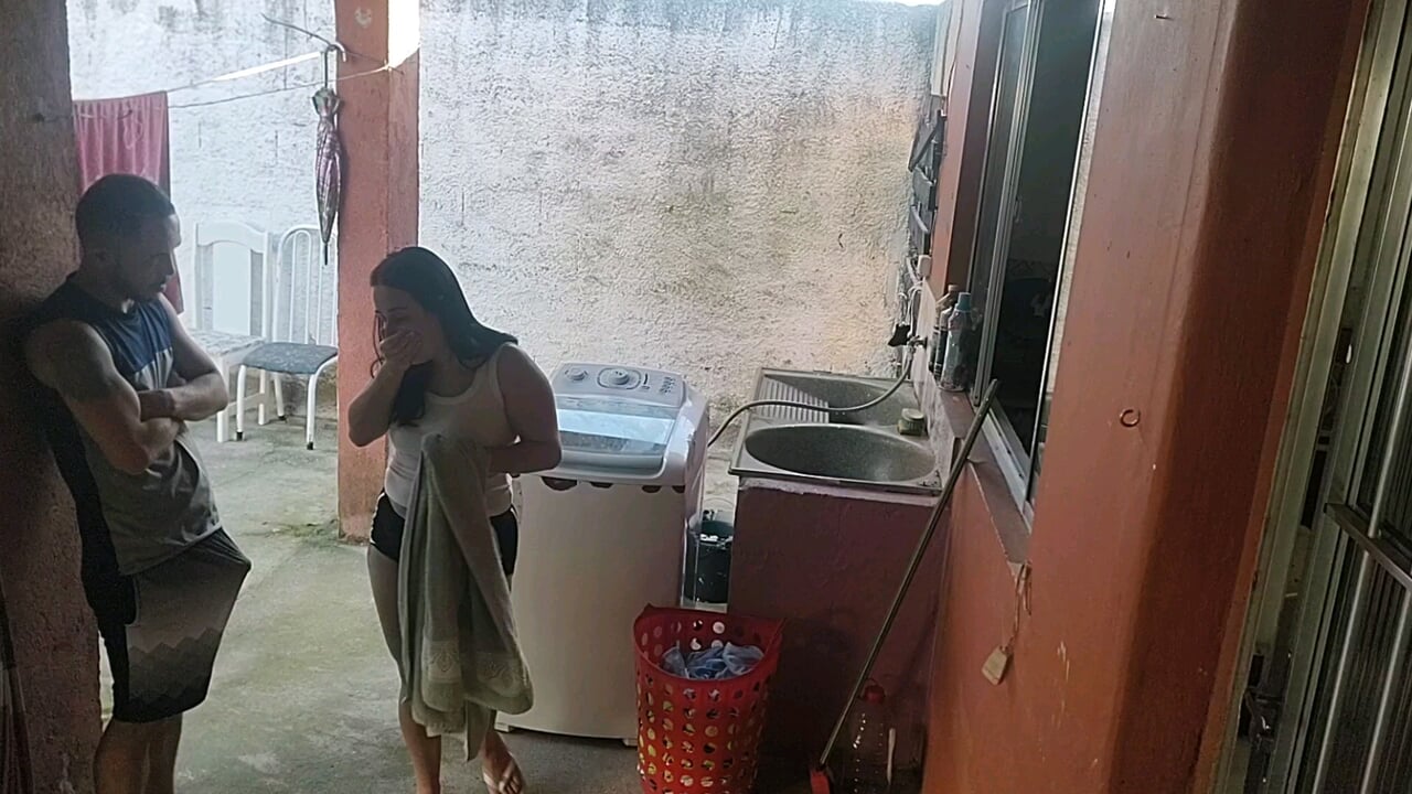 Vợ bỏ đi và người giúp việc không thể cưỡng lại con cu cương cứng của tôi