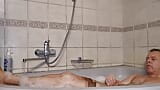 Sveltina da solo in lingerie nuda e relax in bagno snapshot 4