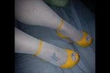 Сексуальные ноги в белых чулках, желтая дизайнерская с открытым мыском snapshot 10