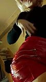 Дневной стриптиз в красном нижнем белье в домашнем видео. часть 2 snapshot 7