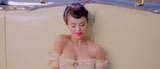 Selena Gomez - Eiscreme Musik Video snapshot 3