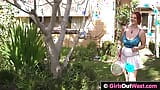 Lesbiana gordita con enormes tetas se lame al aire libre snapshot 2