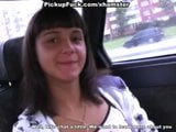 Brunette menyebalkan di mobil di jalan snapshot 6