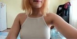 セクシー美女きつい白いトップのハード乳首からかい snapshot 11