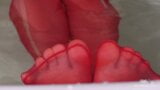 Rilassati e guarda le mie dita di nylon rosse dimenarsi snapshot 4