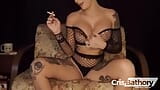 Caliente tatuada milf fumando y masturbándose snapshot 13