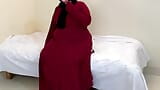 Follando a una suegra musulmana gordita vistiendo un burqa rojo y un hijab (parte 2) snapshot 6