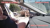 Zwangere rokende sletvrouw in de auto. Volledige video op links snapshot 1