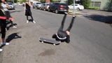 Avril Lavigne cu skateboarding snapshot 4