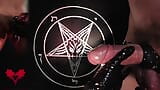 Aftrekken in latex handschoenen - een eerbetoon aan Baphomet snapshot 3