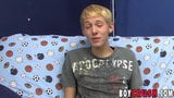 Interviewte blonde Twink Kenny Monroe wichst ab und kommt snapshot 6