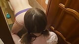Anastasia Maîtresse baise son esclave Sasha Earth avec un long gode noir dans le cul dans les toilettes snapshot 9