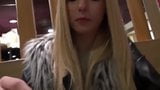 Geile Blondine gibt Blowjob im offentlichen Restaurant snapshot 1