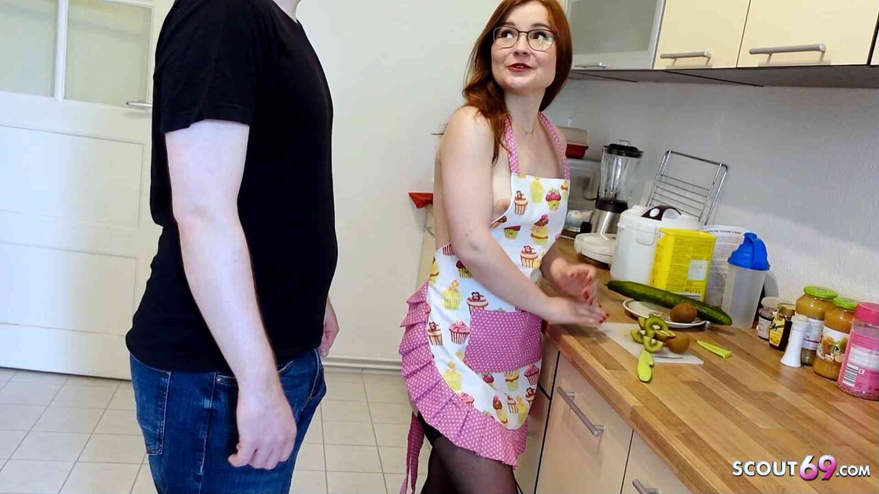 Pelirroja hermanastra Tinyemily sorprendida con chorreo de leche goteando sexo en la cocina