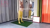 Regina noir. ioga em meia-calça amarela no ginásio. uma garota sem calcinha está fazendo ioga. um atleta treina snapshot 2