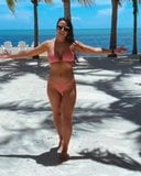 Tenille dashwood i en bikini utanför sitt hotell snapshot 2