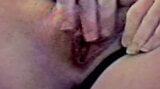 Nass-rasierte Muschi, Höschen necken amerikanische MILF, die rosa Porno verbreitet snapshot 5