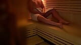 Kepergok masturbasi di sauna umum, ngocok berisiko snapshot 3
