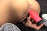 Molinee Green aka Miya desnuda y masturbándose con un vibrador snapshot 15