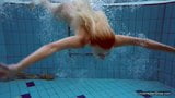 Sexiest brünettes Teen Milana Voda schwimmt im Pool snapshot 10