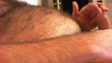 Éjaculation: un ours hirsute se caresse le frein pour jouir sur le ventre snapshot 5