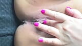 Mi de cerca orgasmo de coño mientras muestra mis grandes labios y frota mi gran clítoris de mi apretado coño rosa snapshot 7