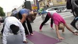 MILF sexy, yoga dans la rue, pieds snapshot 6