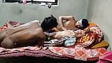 Desa Desi – pasangan gay desa india lagi asik seks threesome - ruang ganti snapshot 1