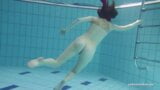 Erstaunliche Mädchen, die nackt schwimmen snapshot 10