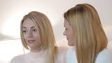 Abby Cross e Blake Eden modelle sul letto l'una per l'altra snapshot 4