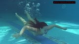 Горячая русская брюнетка Mia Ferrari в бассейне snapshot 9