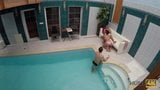 Hunt4k. Un couple veut se détendre dans le spa d'un chasseur qui adore snapshot 8