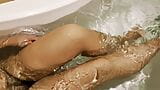 Si jalang kongkek Ellie Carter melancap dalam tab mandi hotel (4K) snapshot 9