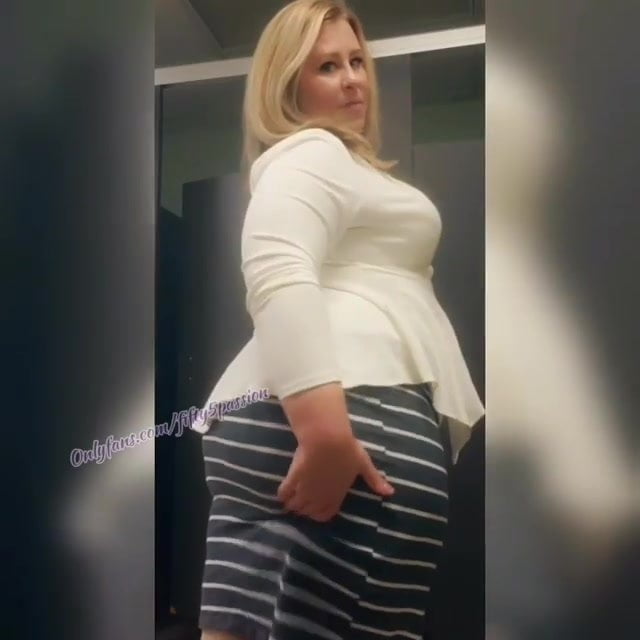 Hermosa gordibuena mueve riquisimo su culo gordo