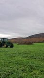 Veldman op tractor die naakt werkt snapshot 1