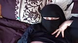 Soție cu piele palidă în musulmană Burka și niqab futând un vibrator negru snapshot 11