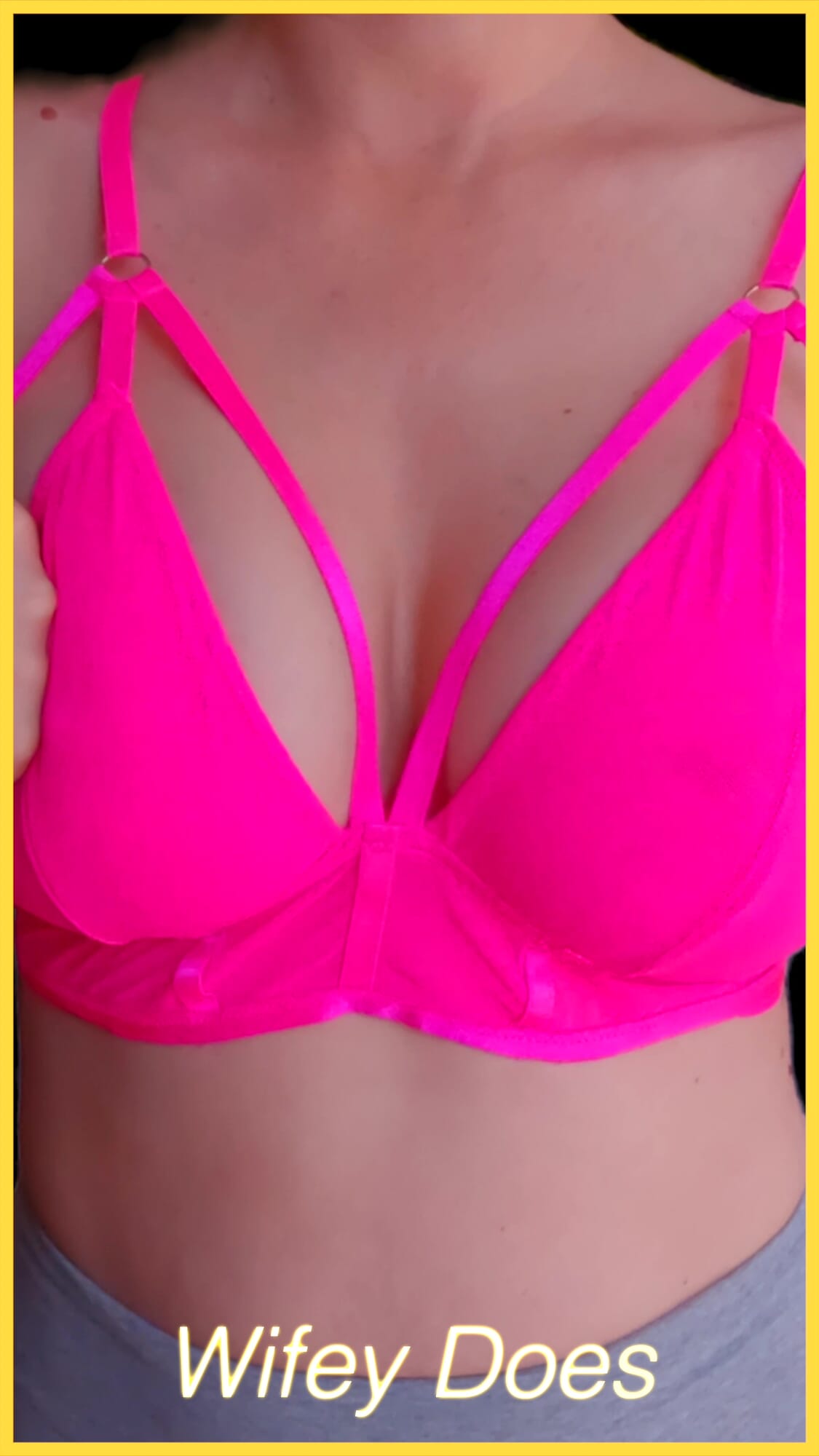 Le tette della moglie sembrano perfette in questo reggiseno rosa caldo. snapshot 1