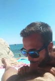 Comiendo rabo en la playa con espectadores snapshot 1