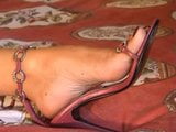 I piedi e le gambe della ragazza in calze di nylon bianche completamente modellate snapshot 4