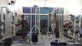 Orang kulit hitam berlatih telanjang di gym snapshot 1