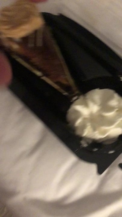 同僚の食べ物に射精 | xHamster