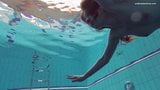 Heiße nackte Mädchen unter Wasser im Pool snapshot 3