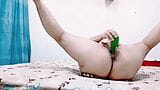 Пакистанська мусульманська товстушка мастурбує зеленою іграшкою snapshot 9